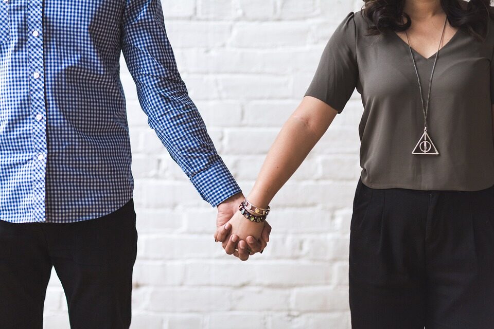 付き合ってないのにふたりで見つめ合う 目をそらさない男女の心理10選 彼キュン