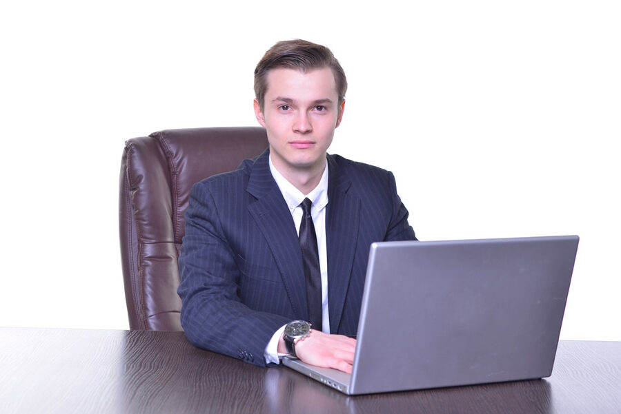 好きな気持ちを抑えている男性の特徴5選 職場で好きな気持ちを隠す男性心理は 彼キュン