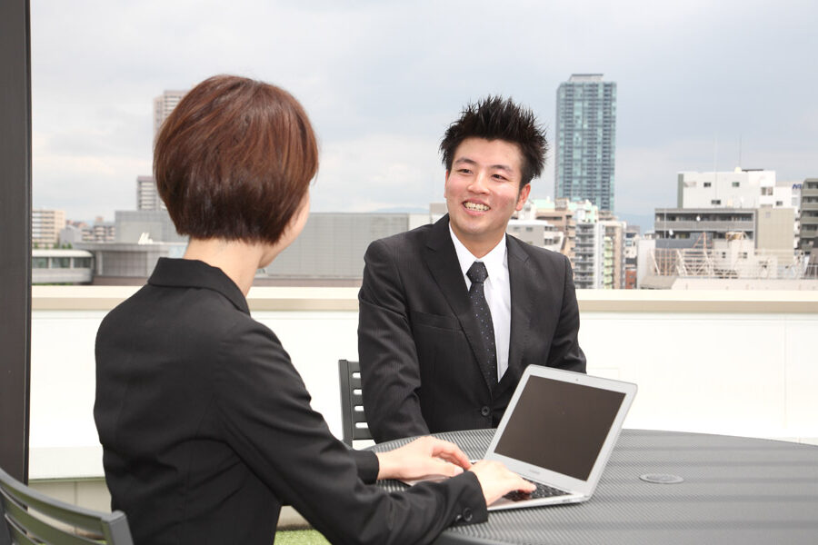 好きな気持ちを抑えている男性の特徴5選 職場で好きな気持ちを隠す男性心理は 彼キュン